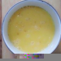 1、鸡蛋饼,将鸡蛋打成鸡蛋液