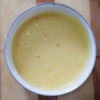 2、鸡蛋饼,加入面粉