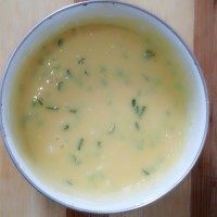 3、鸡蛋饼,加入葱花