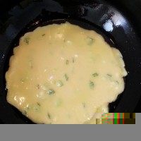 4、鸡蛋饼,锅内放少许油，下锅摊成饼