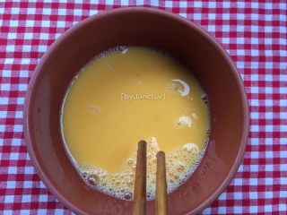 13、蛋包饭,将鸡蛋打散均匀