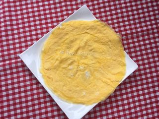 16、蛋包饭,煎好的鸡蛋饼皮平铺放入餐盘中