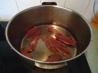 3、莲子桂圆猪心汤,锅内注入适量冷水，放入猪心，大火烧开片刻，将血污煮出来。