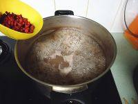 10、莲子桂圆猪心汤,再将杞子放入一起煮。