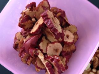 2、酸奶核桃沙冰,枣片