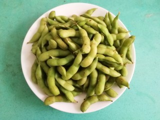 1、五香毛豆,准备好一斤毛豆，我这是一个一个挑选的毛豆，个个颗粒饱满，都是三个豆仁的????