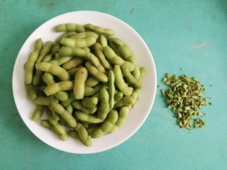 2、五香毛豆,将毛豆的头尾剪掉