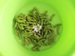 3、五香毛豆,毛豆放水中，加适量盐搓洗