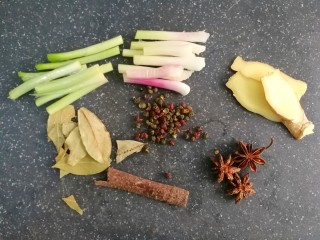 4、五香毛豆,准备好各种香料，喜欢吃辣的小伙伴们，自己加上辣椒，我不吃辣的，就没加，怕麻烦，直接买个卤料包回来也是可以的