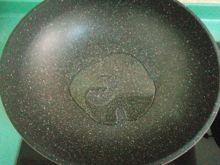 5、五香毛豆,锅中倒入少许油