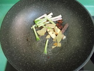 6、五香毛豆,油热后放入全部香料