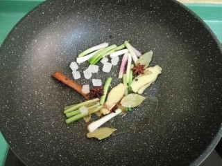 7、五香毛豆,加入少许冰糖，煎出香味来，冰糖化不化无所谓