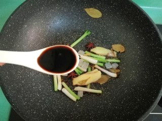 8、五香毛豆,加入两汤匙酱油