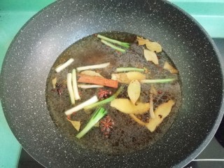 9、五香毛豆,接着倒入适量的开水，盖上盖子煮个十五分钟