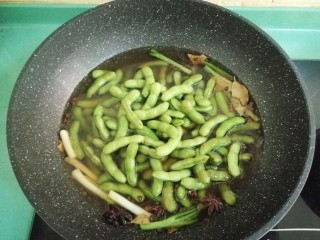 10、五香毛豆,加入洗干净的毛豆