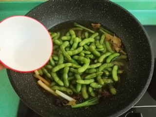 11、五香毛豆,接着赶紧放一汤匙白醋进去，为了毛豆煮出来颜色漂亮