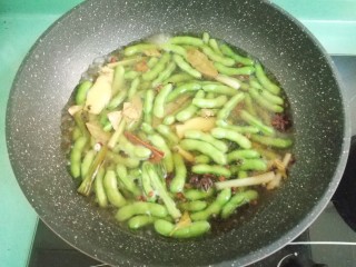 12、五香毛豆,不用盖盖子，大火煮开然后转小火煮五分钟