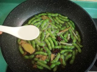 13、五香毛豆,加入一汤匙白酒，不用盖盖子继续煮十分钟
