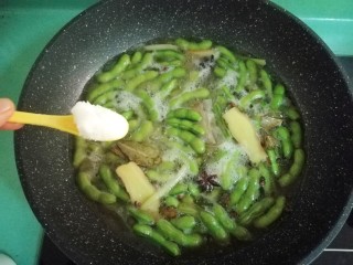 14、五香毛豆,加适量的盐，我加了满满两茶匙，要咸一点，不然不入味