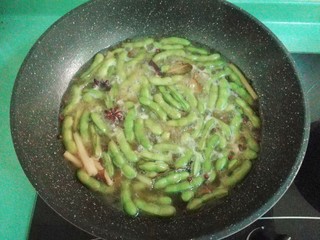 15、五香毛豆,喜欢生一点的，煮十分钟即可关火，喜欢软烂的煮十五分钟，关火后不用盖盖子，放冰箱卤过夜或者卤三小时以上就可以吃啦