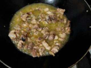 1、自制【火锅鸡】,清油烧热下鸡炸，炸至鸡出油。