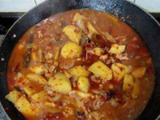 4、自制【火锅鸡】,加配菜烧熟（不容易的先下锅煮，容易熟的后煮）。