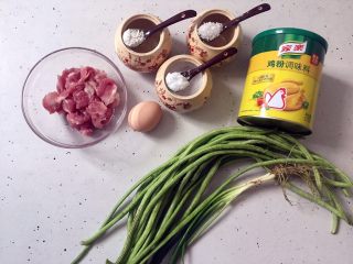 1、肉末酿豆角,准备好材料