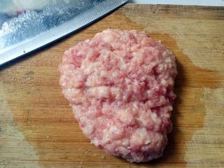 2、肉末酿豆角,猪肉剁成肉泥
