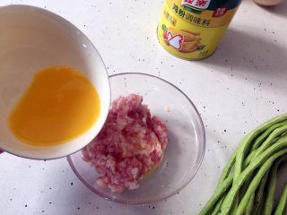 3、肉末酿豆角,鸡蛋打散后分多次少量加入肉末中搅拌均匀，每次要搅拌至完全吸收才可进行二次加入
