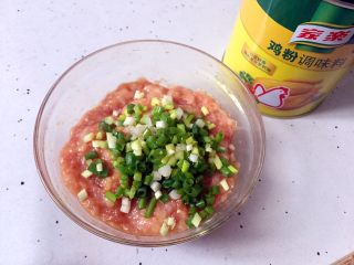 5、肉末酿豆角,加入葱花和芝麻香油
