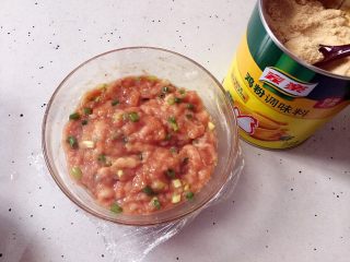 6、肉末酿豆角,搅拌均匀后盖上保鲜膜放入冰箱冷藏2小时（至少也要半小时）