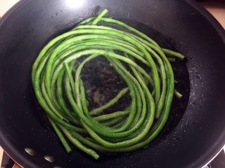 7、肉末酿豆角,锅里煮开水后加入5g盐和10ml油放入豆角煮软捞起放凉备用