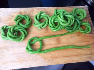8、肉末酿豆角,然后将豆角编出花环型
