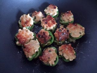 11、肉末酿豆角,翻面焖煎1分钟