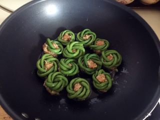 10、肉末酿豆角,然后锅里热油后将肉末朝底小火焖煎至肉末表面金黄即可