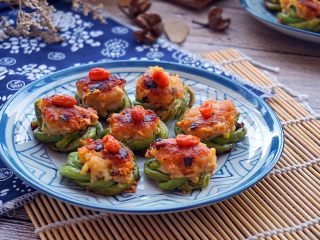 13、肉末酿豆角,装盘，点缀上枸杞即可