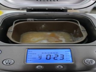 1、圣诞花环面包,面包材料除黄油外全部放入面包机,搅拌成扩展阶段。