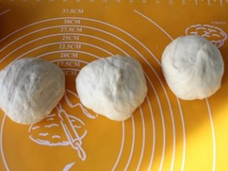 6、圣诞花环面包,发酵好的面团拿出排气,分成均匀的3份