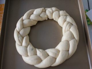 11、圣诞花环面包,盘成圈形,放到温暖湿润出,第二次发酵