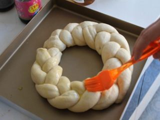 12、圣诞花环面包,发酵好的面包刷全蛋液