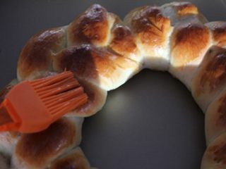 14、圣诞花环面包,烤好的面包趁热刷蜂蜜