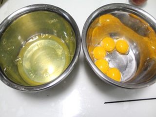 1、百香果戚风蛋糕,分离蛋清蛋黄