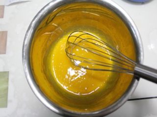 2、百香果戚风蛋糕,蛋黄加30克细砂糖，搅打均匀