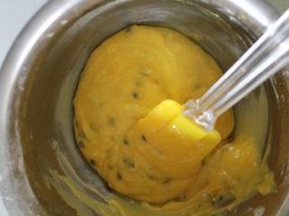 5、百香果戚风蛋糕,混合成均匀的面糊