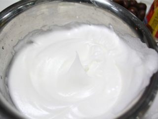 6、百香果戚风蛋糕,蛋白分3次加入细砂糖，打成干性发泡程度