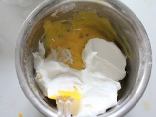 7、百香果戚风蛋糕,在蛋黄糊里面加入三分之一的蛋白，混合均匀