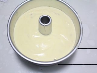 10、百香果戚风蛋糕,放入模具，用力震几下，震出大气泡