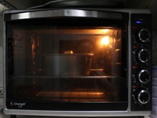 11、百香果戚风蛋糕,放入预热好140度的烤箱，中下层烤90分钟