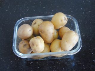 1、迷迭香辣土豆,准备好小土豆