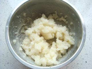 4、樱花和果子,蒸好的面团呈现晶莹的质感，用筷子划散开。